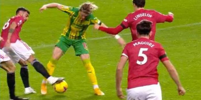  利物浦法比尼奥染黄引争议，VAR介入取消判罚  